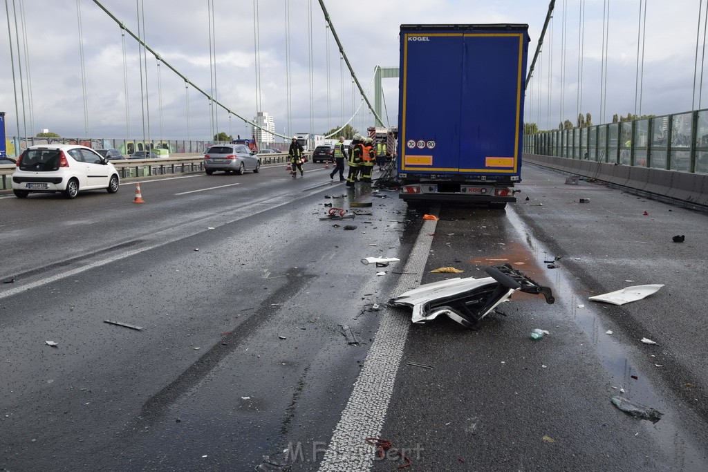 Schwerer LKW VU PKlemm A 4 Rich Olpe auf der Rodenkirchener Bruecke P048.JPG - Miklos Laubert